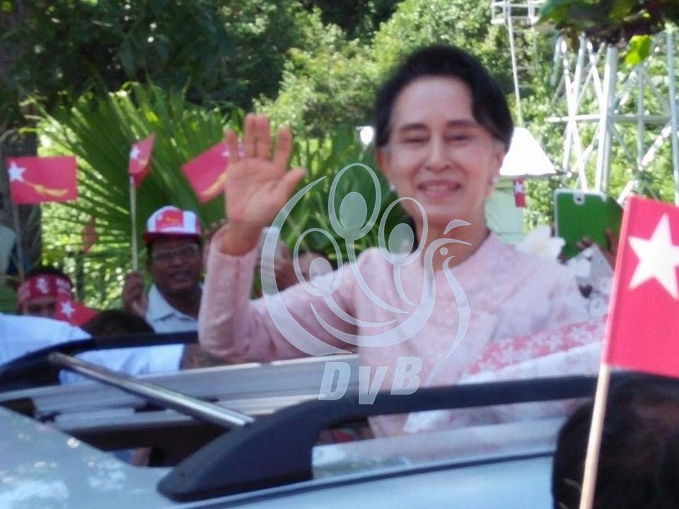 ေဒၚေအာင္ဆန္းစုၾကည္ တာခ်ီလိတ္ၿမိဳ႕သို႔ ေရာက္ရွိ (ဓာတ္ပံု)