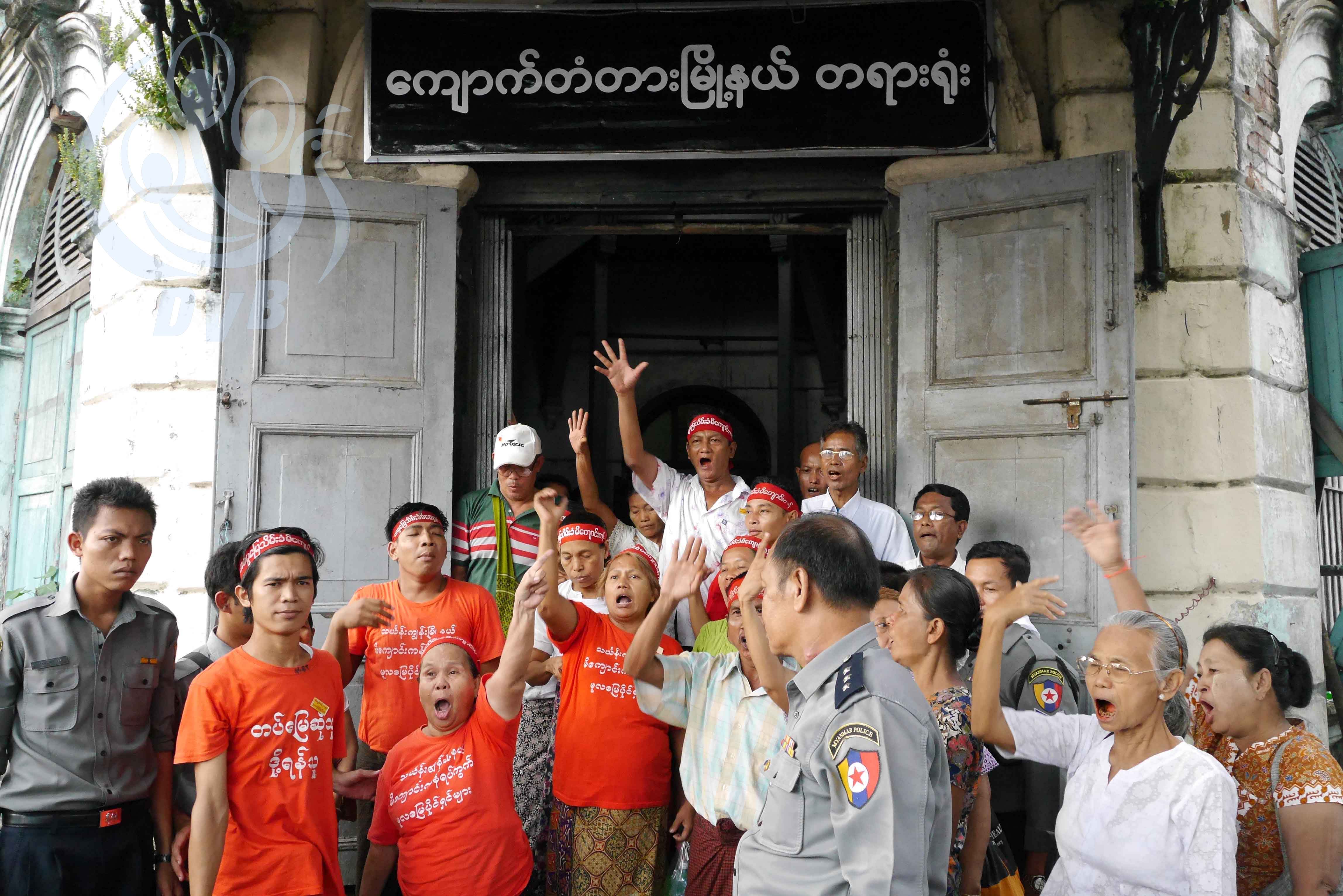 မိေခ်ာင္းကန္သပိတ္စခန္းဖြင့္ ဆႏၵျပသူ ၁၃ ဦးကို ေထာင္ ၄ လခ် (ဓာတ္ပံု)