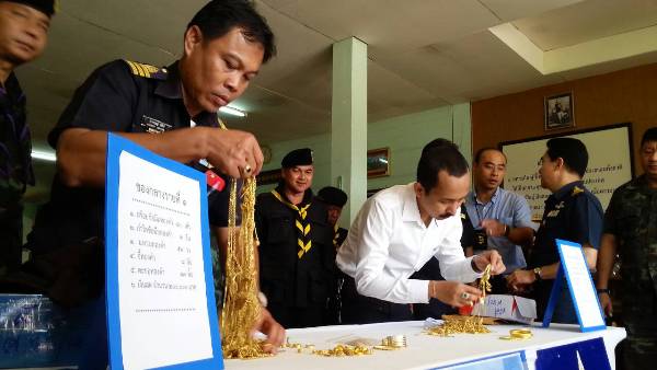 ျမန္မာ ၂ ဦးထံမွ ေရႊထည္ ၁၂၀ က်ပ္သားခန္႔ႏွင့္ ဘတ္ေငြ ၂ သိန္း ဖမ္းမိ