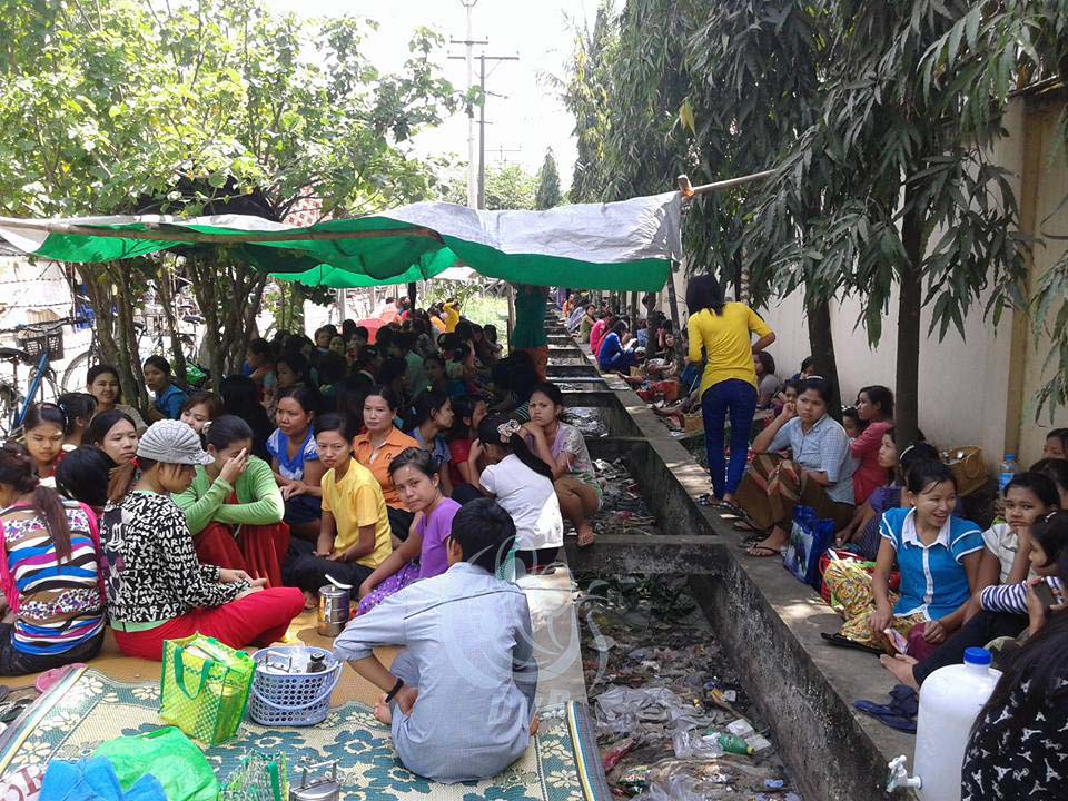 လႈိင္သာယာစက္မႈဇုန္ ဖိနပ္စက္႐ုံ အလုပ္သမားမ်ား ဆႏၵျပ (ဓာတ္ပုံ)
