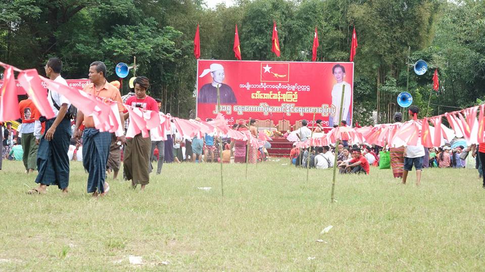 ေဒၚေအာင္ဆန္းစုၾကည္ အေဖ်ာက္ေက်းရြာ ေဟာေျပာပြဲမလုပ္ခင္ ျမင္ကြင္း (ဓာတ္ပုံ)