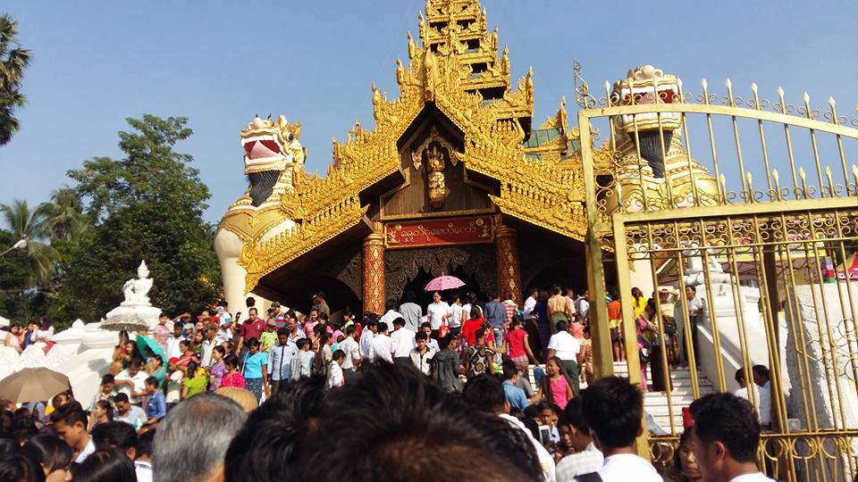 သီတင္းကၽြတ္လျပည့္ေန႔ ေရႊတိဂုံဘုရားတြင္ ဘုရားဖူးမ်ားျဖင့္ စည္ကား (ဓာတ္ပုံ)