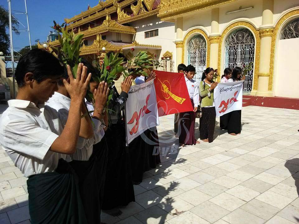 အစာငတ္ခံဆႏၵျပ ေက်ာင္းသားမ်ားအတြက္ မံုရြာတြင္ ဆုေတာင္း (ဓာတ္ပံု)
