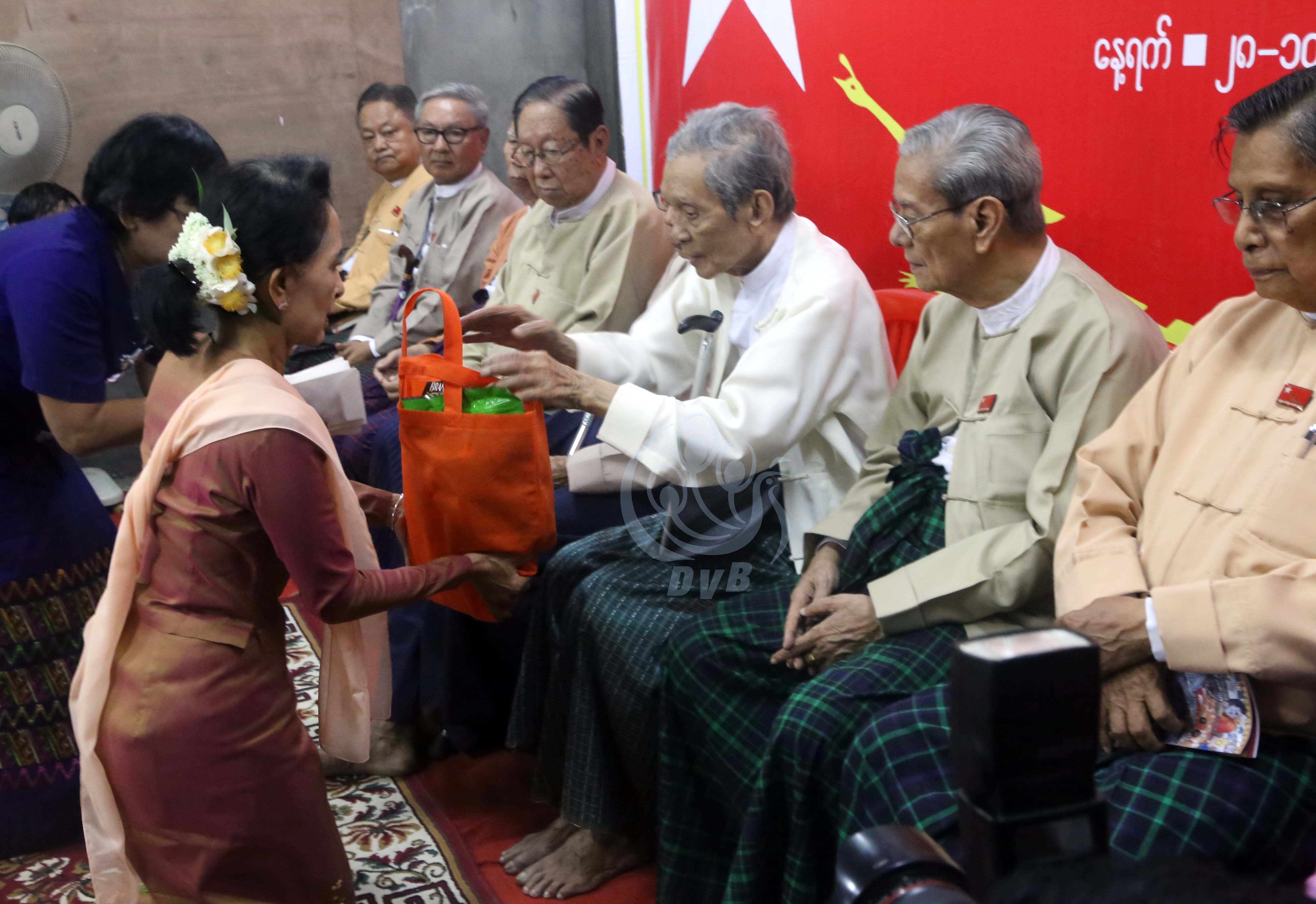 သီတင္းကၽြတ္ကန္ေတာ့ပြဲ အန္အယ္လ္ဒီ ႐ုံးခ်ဳပ္တြင္ ျပဳလုပ္ (ဓာတ္ပံု)