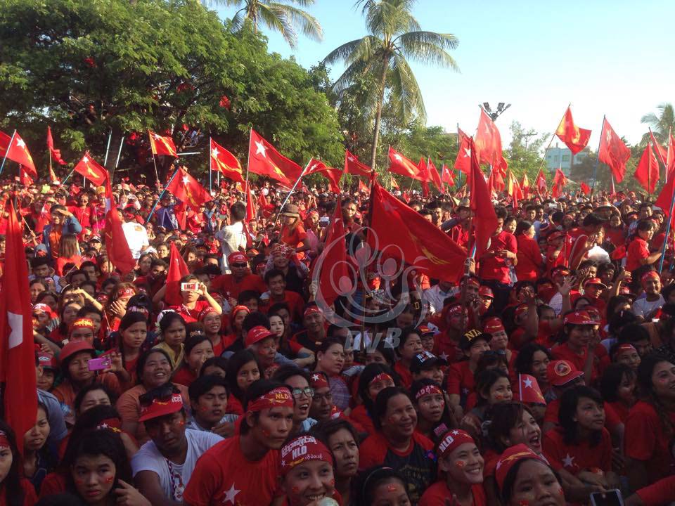နာမည္ေက်ာ္မ်ားျဖင့္ ရဲရဲနီသြားသည့္ မႏၱေလး အန္အယ္လ္ဒီ မဲဆြယ္ေဖ်ာ္ေျဖပြဲ (ဓာတ္ပုံ)