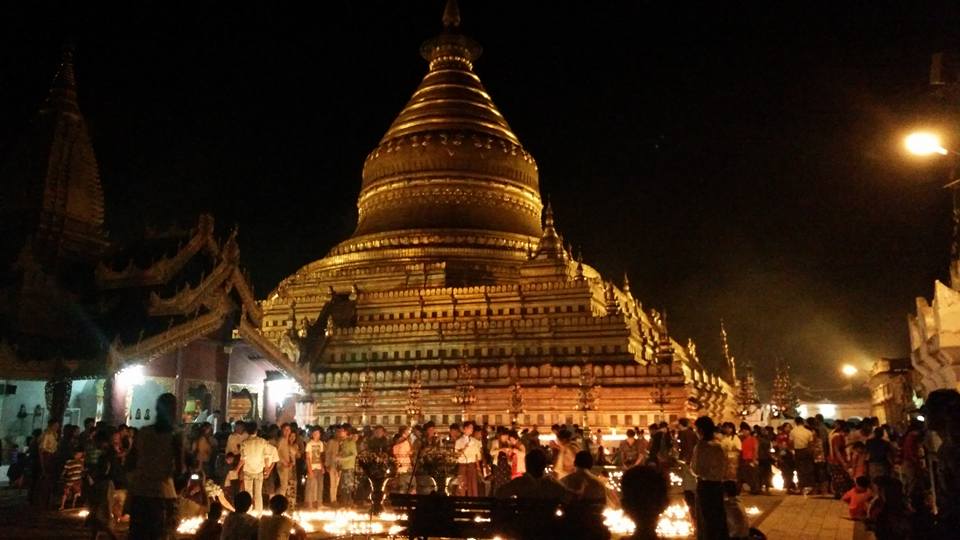 ေရႊစည္းခုံေစတီတြင္ သီတင္းကၽြတ္လျပည့္ညက ဆီမီး ၁၀၀၀၀ ေက်ာ္ ပူေဇာ္ (ဓာတ္ပုံ)