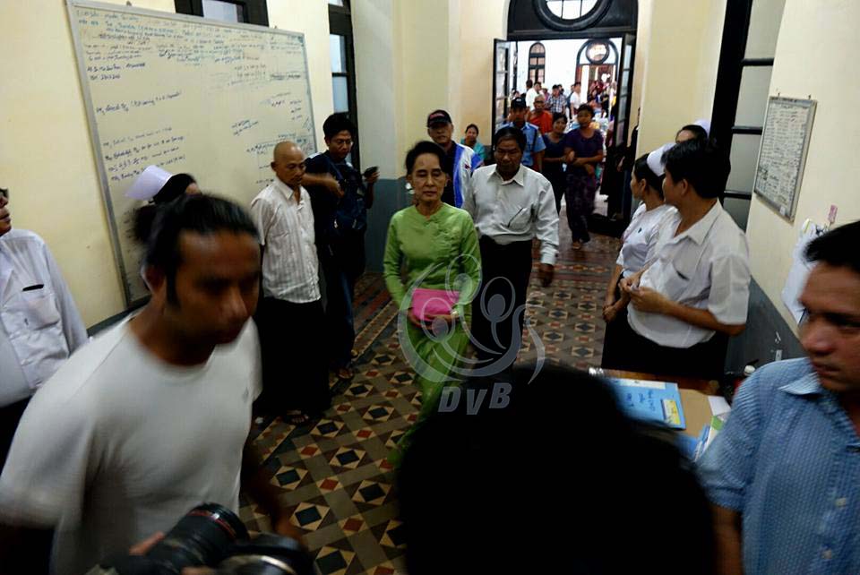 ဓားခုတ္ခံရသည့္ ကိုႏိုင္ငံလင္းကို ေဒၚေအာင္ဆန္းစုၾကည္ သြားေရာက္ၾကည့္႐ႈ