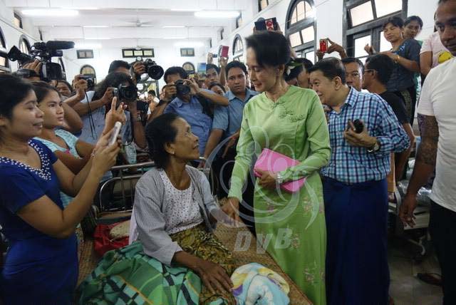 ေဒၚေအာင္ဆန္းစုၾကည္ ရန္ကုန္ေဆး႐ုံႀကီး လူနာမ်ားကုိ လိုက္လံအားေပး (႐ုပ္သံ)