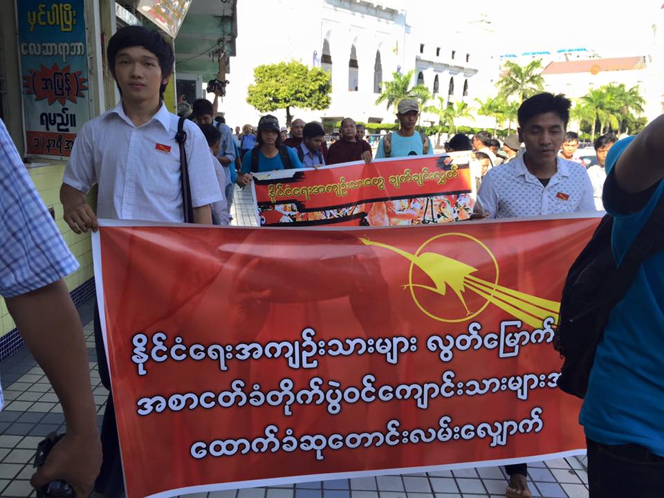 အစာငတ္ခံတုိက္ပြဲ၀င္ ေက်ာင္းသားမ်ားကုိ ေထာက္ခံလမ္းေလွ်ာက္ (ဓာတ္ပုံ)