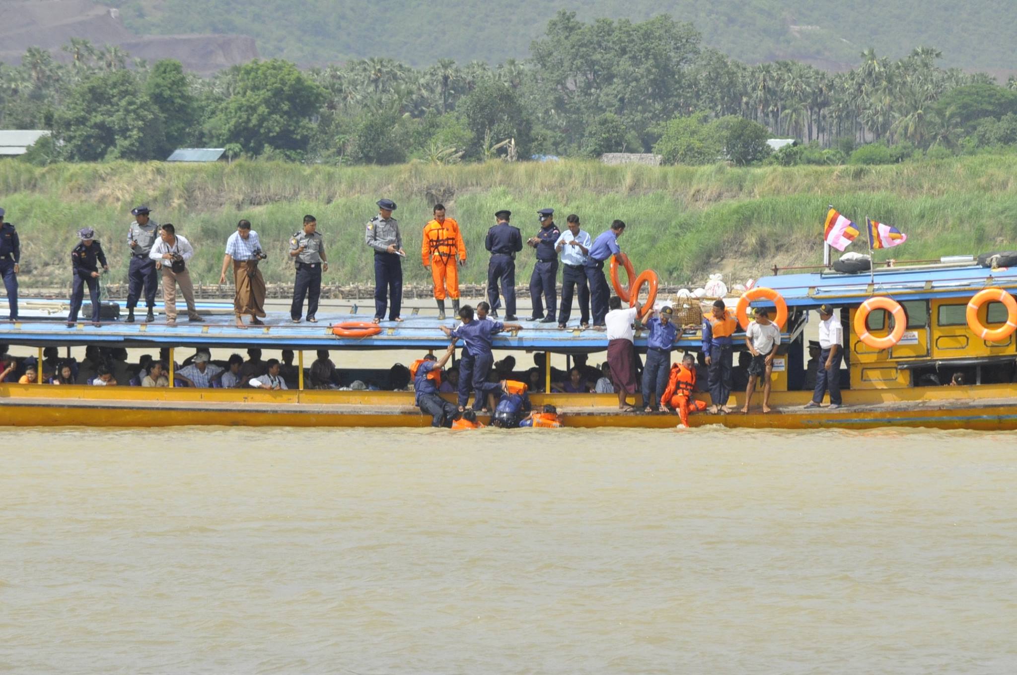 ခ်င္းတြင္းျမစ္တြင္း ခရီးသည္တင္စက္ေလွ နစ္ျမဳပ္၊ ၁၂ ဦး ေပ်ာက္ဆံုးေန