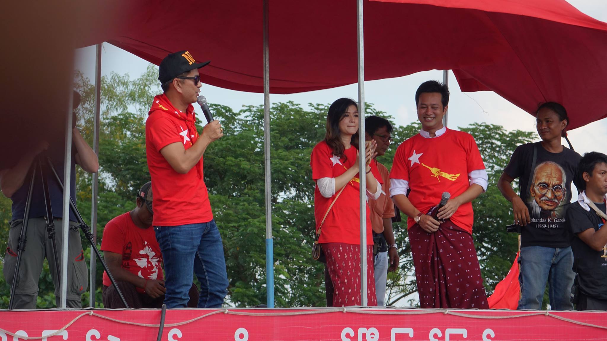 ၿမိဳ႕ဦးေစတီကြင္းတြင္ ေဒၚေအာင္ဆန္းစုၾကည္ ေဟာေျပာပြဲ မစမီျမင္ကြင္း (ဓာတ္ပုံ ၂)