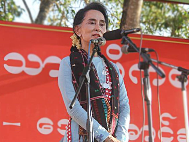 ဖုန္းလုိင္းျပတ္မႈေၾကာင့္ ကုိကိုးကၽြန္းေဒသခံမ်ားကို ေဒၚေအာင္ဆန္းစုၾကည္ ဖုန္းဆက္မည့္ အစီအစဥ္ ပ်က္