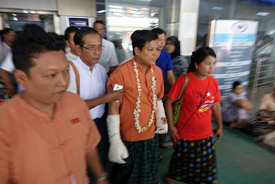 ဓားျဖင့္ အခုတ္ခံခဲ့ရသည့္ ကိုႏုိင္ငံလင္း ေဆး႐ုံမွဆင္း (သတင္းဓာတ္ပုံ)