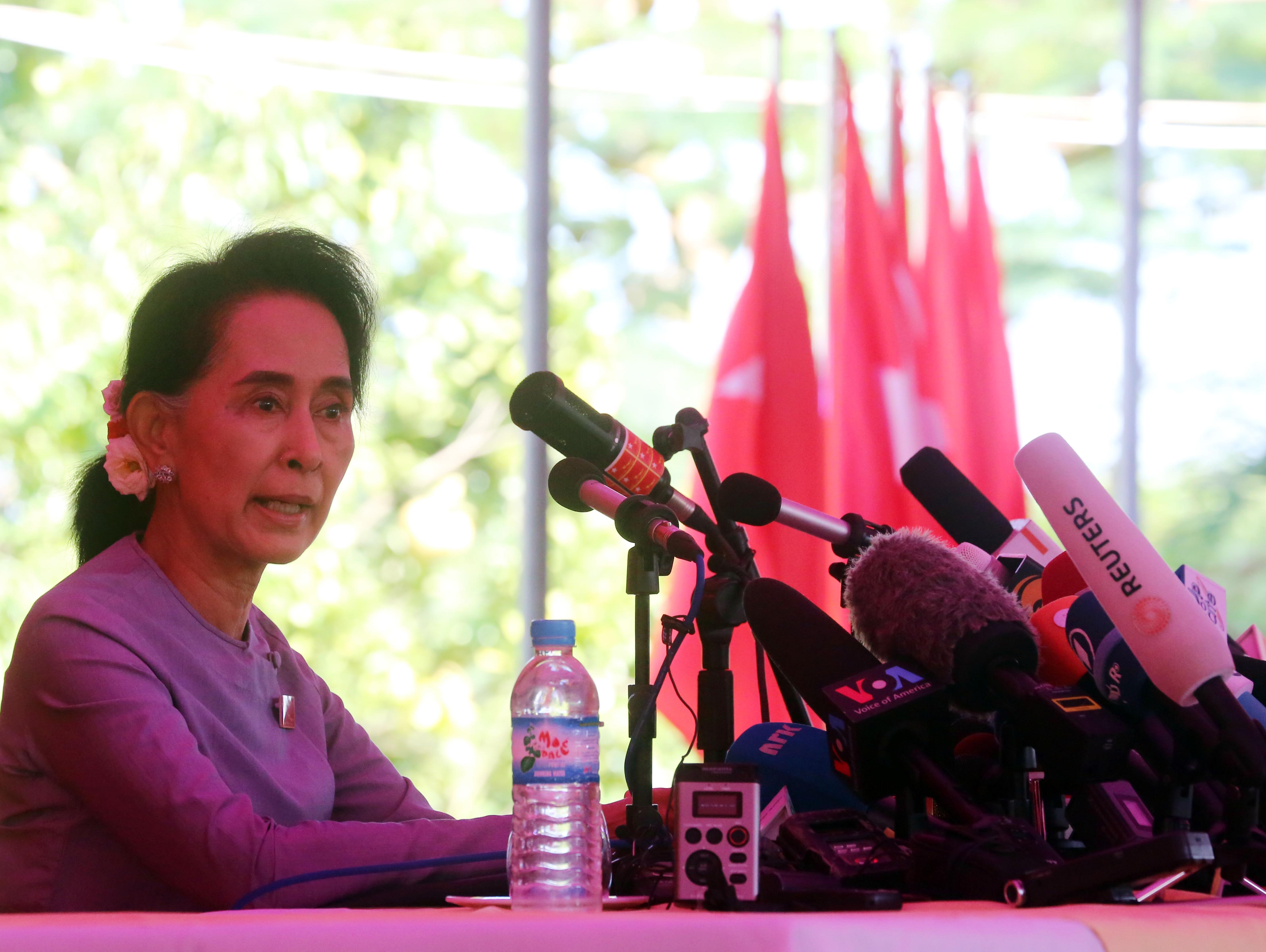 ေဒၚေအာင္ဆန္းစုၾကည္ ေရြးေကာက္ပြဲအႀကိဳ သတင္းစာရွင္းလင္း (ဓာတ္ပုံ)