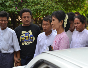 ေဒၚေအာင္ဆန္းစုၾကည္ ပုဂံေညာင္ဦး ဘုရားဖူးထြက္