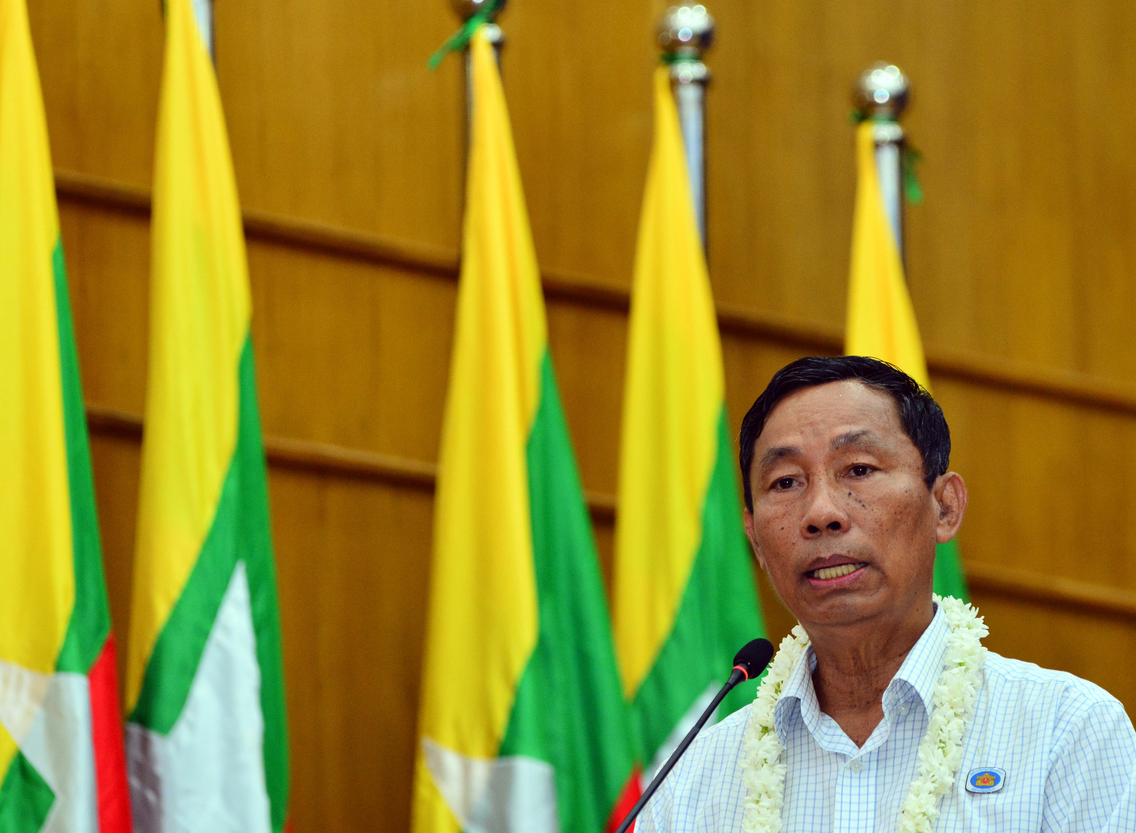 သူရဦးေရႊမန္း ျဖဴးၿမိဳ႕နယ္တြင္ မဲဆြယ္စည္း႐ုံး (ဓာတ္ပုံ)