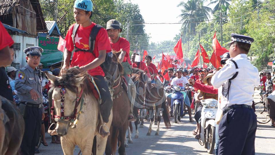 မအူပင္ၿမိဳ႕တြင္ အန္အယ္လ္ဒီေအာင္ႏိုင္ေရး ျမင္းမ်ားျဖင့္ လွည့္လည္စည္း႐ုံး (ဓာတ္ပံု)