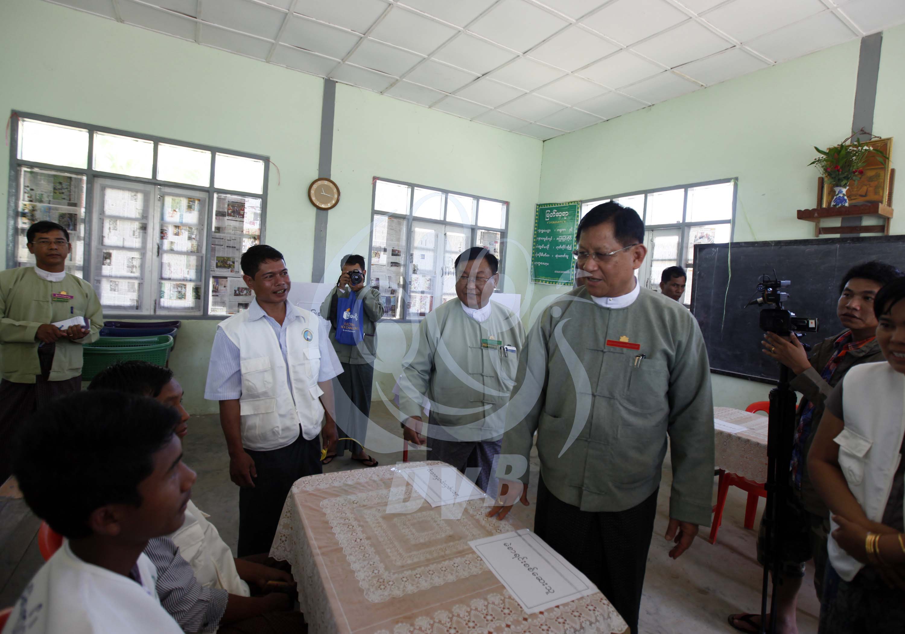 ျပည္ေထာင္စုေရြးေကာက္ပြဲေကာ္မရွင္ဥကၠ႒ ဦးတင္ေအး ေနျပည္ေတာ္မဲ႐ုံမ်ားကို စစ္ေဆး (ဓာတ္ပုံ)