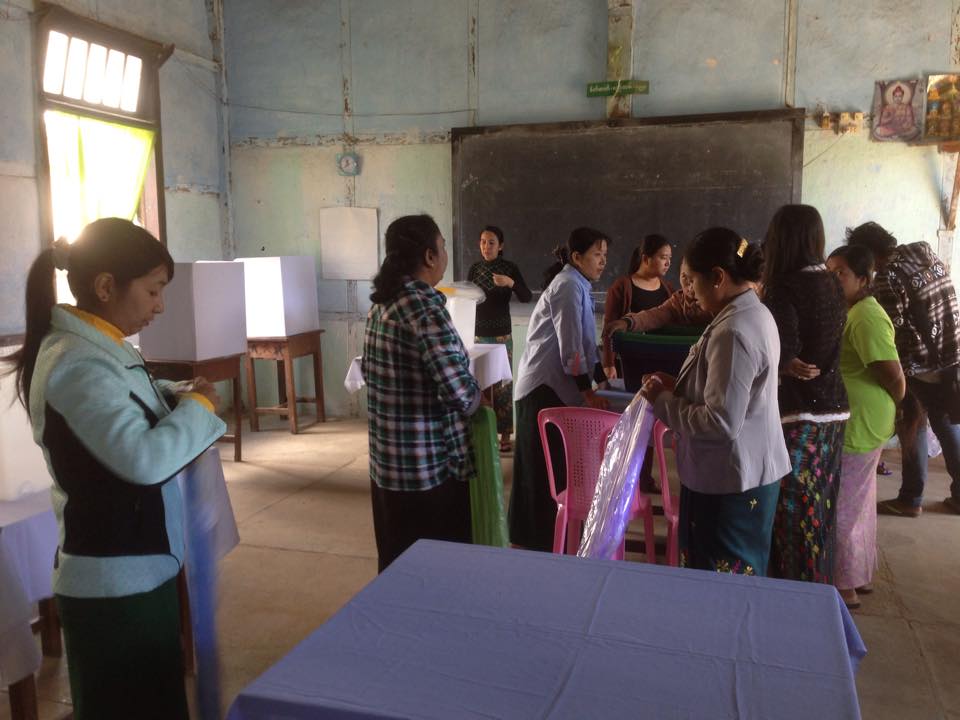 မိုးကုတ္ၿမိဳ႕ရွိ မဲ႐ုံမ်ား ႀကိဳတင္ျပင္ဆင္မႈ ျမင္ကြင္း (ဓာတ္ပုံ)