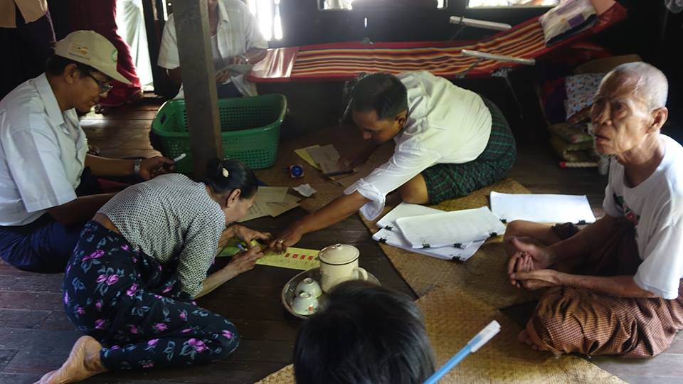 ေက်ာက္တန္းၿမိဳ႕နယ္ တံတားရြာ ႀကိဳတင္မဲေပးပံု ျမင္ကြင္း (ဓာတ္ပုံ)