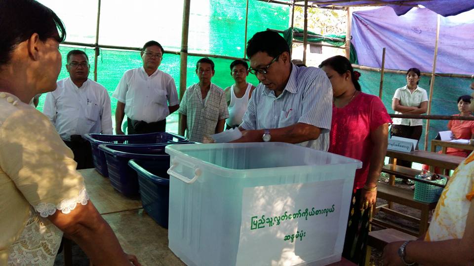 ေျမာက္ပိုင္းခ႐ုိင္ ေရြးေကာက္ပြဲေကာ္မရွင္ လွည္းကူးၿမိဳ႕ မဲ႐ုံမ်ား စစ္ေဆး (ဓာတ္ပုံ)