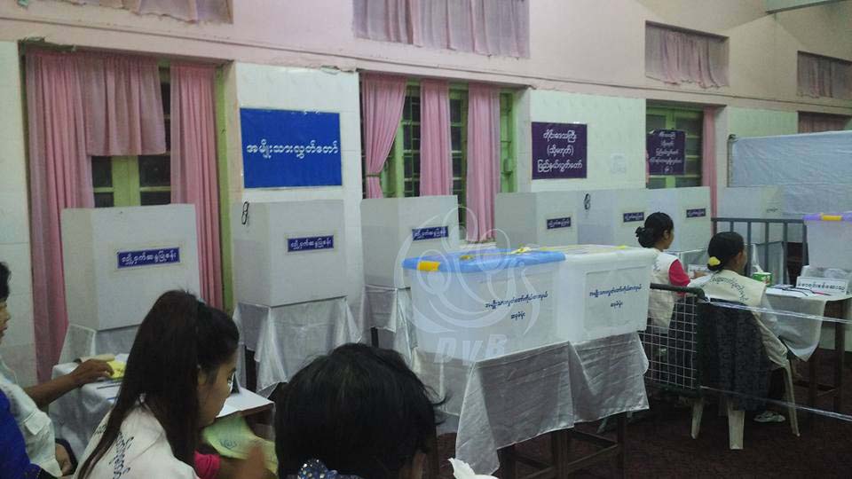 မႏၱေလး ေအာင္ေျမသာစံၿမိဳ႕နယ္တြင္ မဲဆႏၵရွင္မ်ား မဲေပးရန္ ေစာင့္ဆိုင္း (ဓာတ္ပံု)