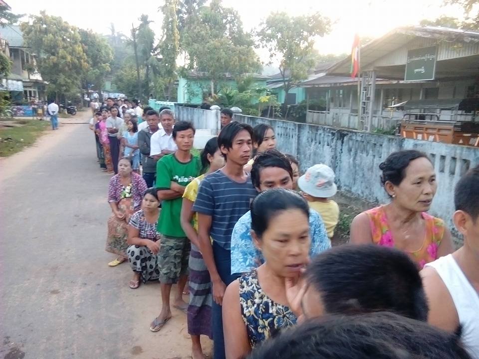 ၿမိတ္ခ႐ိုင္ ပုေလာၿမိဳ႕နယ္ မဲဆႏၵရွင္မ်ား မဲေပးရန္ေစာင့္ဆိုင္းေနစဥ္