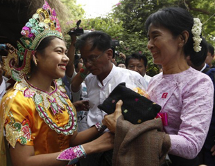 ေဒၚေအာင္ဆန္းစုၾကည္ကို အခမ္းအနားျဖင့္ မၾကိုဆုိရန္ ဖိအားေပး