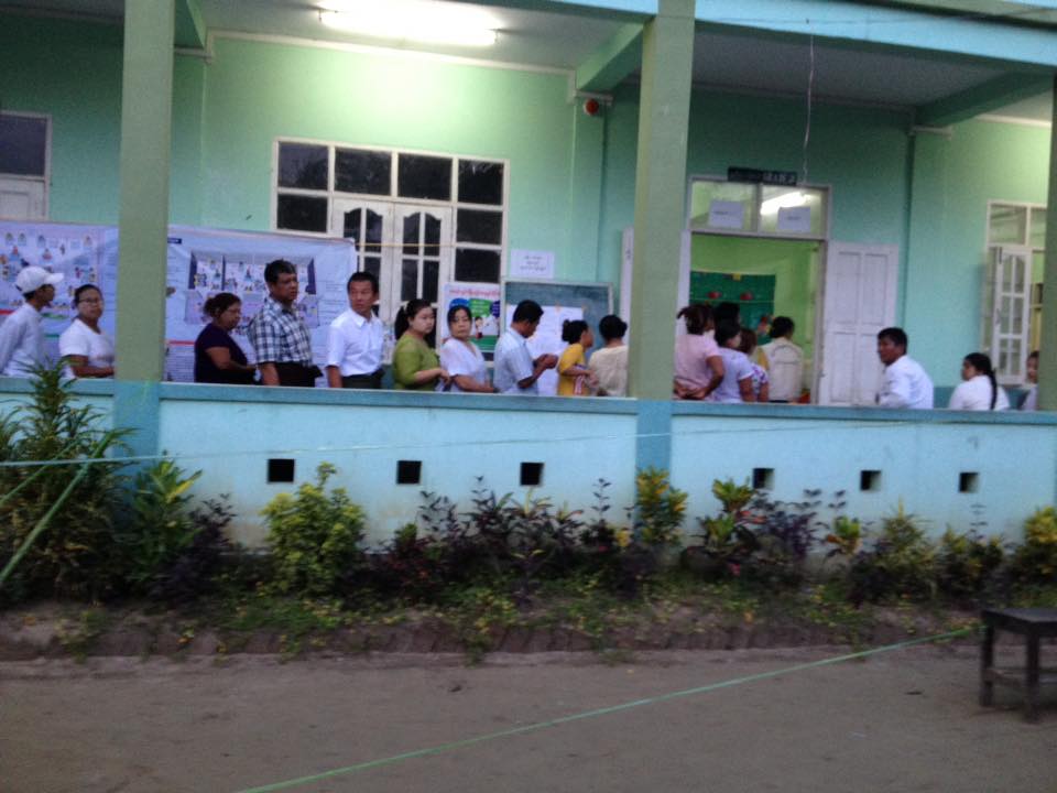 ဆိပ္ႀကီးခေနာင္တို မဲဆႏၵနယ္တြင္ မဲထည့္ရန္ စီတန္းေနသူမ်ား