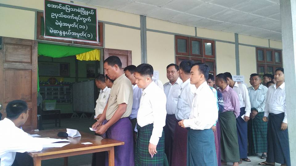 မႏၲေလး နန္းတြင္း ေအာင္ေျမသာဇံ ဥပုသ္ေတာ္ရပ္ကြက္တြင္ မဲစတင္ေပး (ဓာတ္ပုံ)