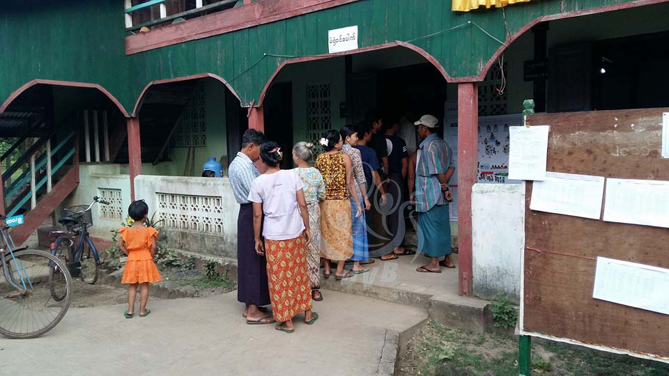 ပဲခူးတိုင္း က၀ၿမိဳ႕နယ္ မဲ႐ုံမ်ားတြင္ မဲဆႏၵရွင္မ်ား မဲစတင္ေပး (ဓာတ္ပံု)