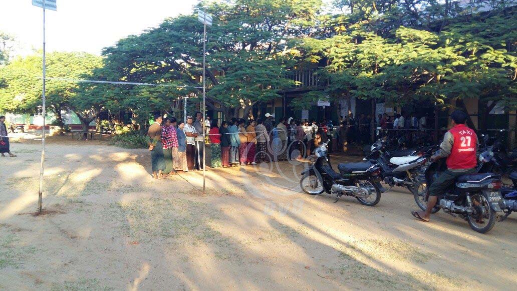 မိတၳီလာၿမိဳ႕ မဲ႐ုံအသီးသီးတြင္ မဲစတင္ေပး