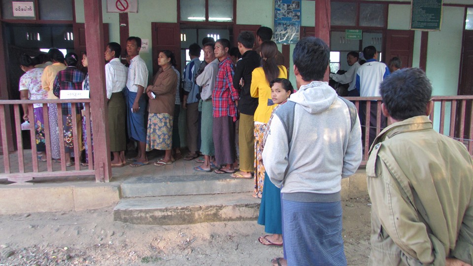 ပုလဲၿမိဳ႕နယ္ ပုလဲေတာင္ပိုင္းရပ္ကြက္ မဲေပးေနမႈျမင္ကြင္း (ဓာတ္ပုံ)