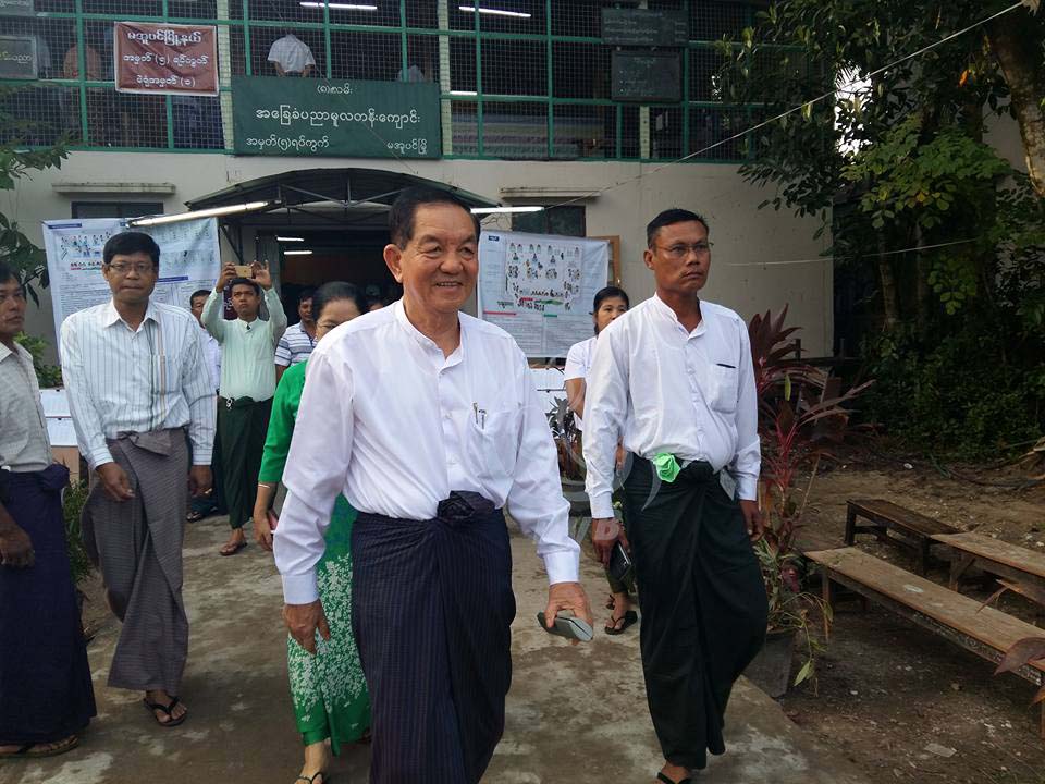 သမၼတ႐ုံး၀န္ႀကီး ဦးသိန္းညြန္႔ မအူပင္ၿမိဳ႕နယ္တြင္ မဲေပး (ဓာတ္ပံု)