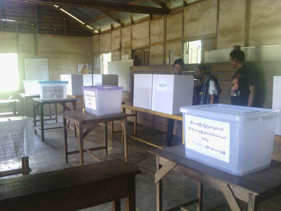 ဖယ္ခုံၿမိဳ႕နယ္ မိုးၿဗဲေက်းရြာအုပ္စု မဲ႐ုံအမွတ္ ၁၆ တြင္ မဲစတင္ေပးေနစဥ္ (ဓာတ္ပုံ)