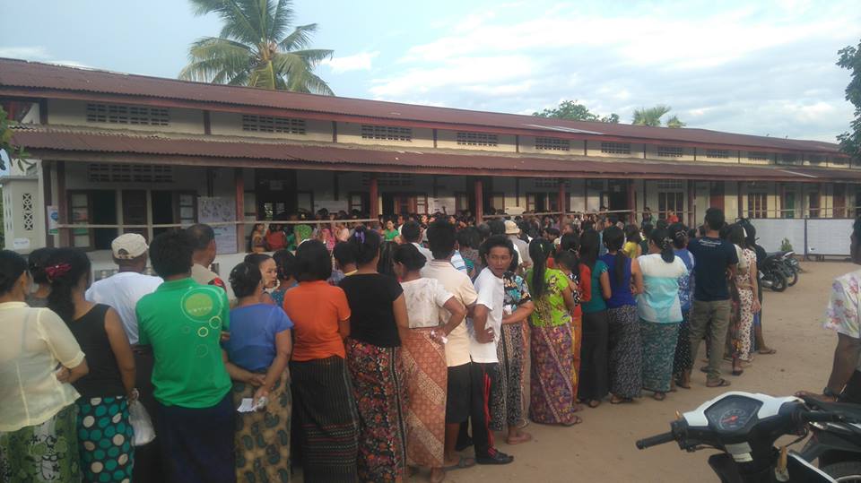 ေမာင္းမကန္ရြာတြင္ မဲေပးရန္ ေစာင့္ဆိုင္းေနၾကသူမ်ား (ဓာတ္ပုံ)