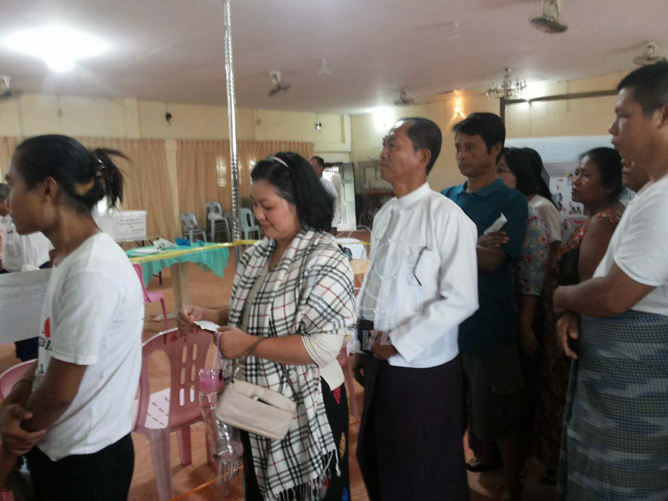 ၈၈ မ်ဳိးဆက္ ၿငိမ္း/ပြင့္ မွ ဦးကိုကိုႀကီး မဲထည့္ေနစဥ္