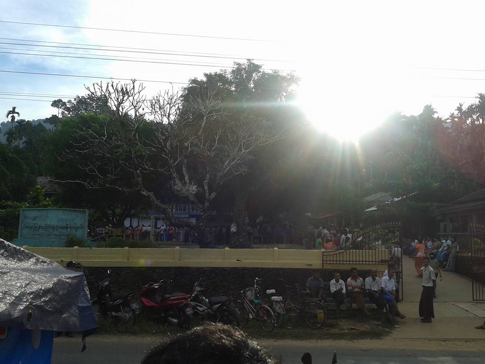သရက္ေခ်ာင္းၿမိဳ႕ ပန္းေတာရပ္ကြက္မဲ႐ုံတြင္ ဆႏၵမဲေပးရန္ ေစာင့္ဆိုင္းေနၾကစဥ္ (ဓာတ္ပုံ)