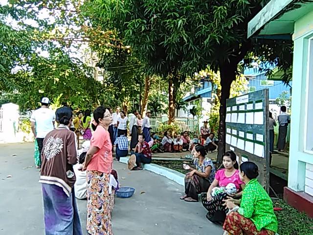 ဧရာဝတီတုိင္းေဒသႀကီး ဝန္ႀကီးခ်ဳပ္ ဦးသိန္းေအာင္ မဲထည့္မည့္ အဂၤပူၿမိဳ႕ေပၚအမွတ္ ၁ မဲ႐ုံ (ဓာတ္ပုံ)