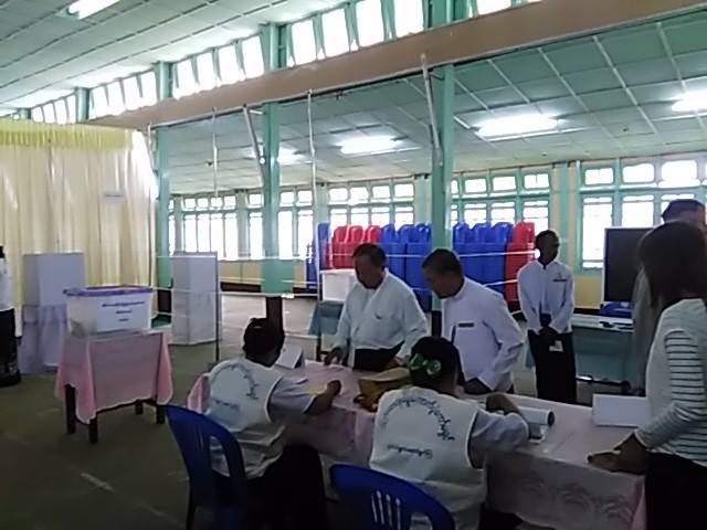 ဧရာဝတီတိုင္းဝန္ႀကီးခ်ဳပ္ ဦးသိန္းေအာင္ႏွင့္ဇနီး အဂၤပူအမွတ္ ၁ မဲ႐ုံတြင္ မဲထည့္ (ဓာတ္ပုံ)