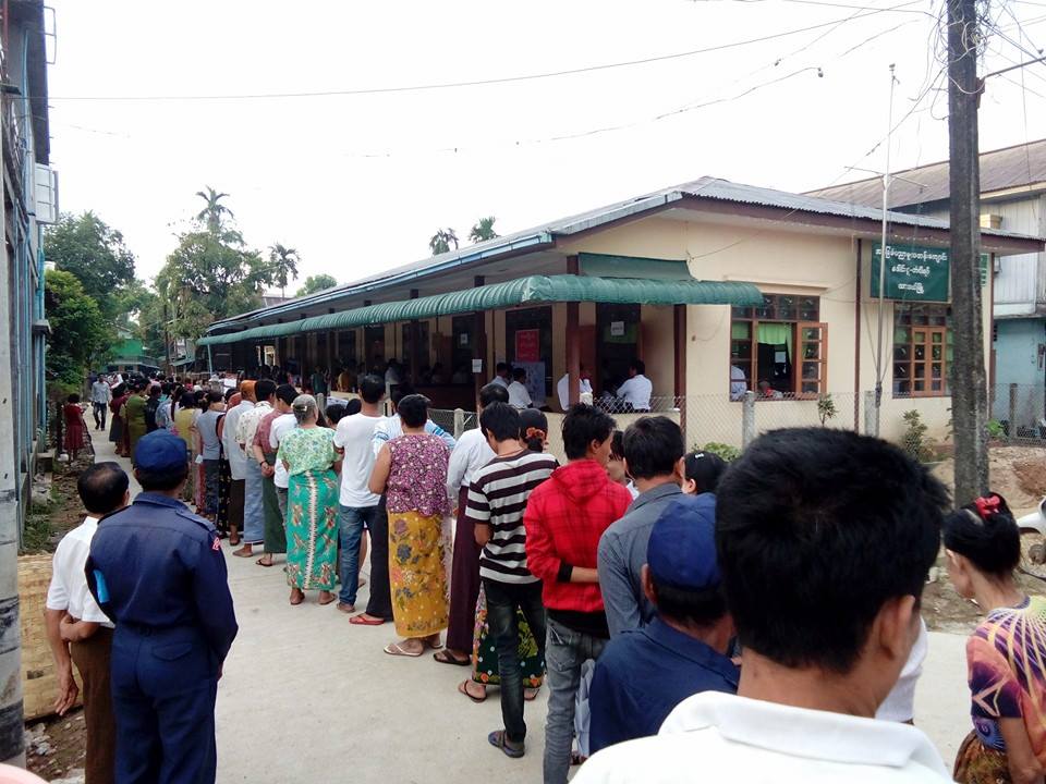 ထားဝယ္ၿမိဳ႕ ေဒါင္းငူရပ္ကြက္တြင္ အသည္းၾကားက မဲတျပားေပးရန္ တန္းစီေနၾကစဥ္ (ဓာတ္ပုံ)