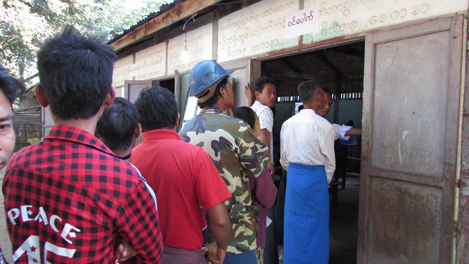 ယင္းမာပင္ၿမိဳ႕နယ္ (က) ရပ္ကြက္ မဲေပးရန္ ေစာင့္ဆိုင္းေနေသာ မဲဆႏၵရွင္မ်ား (ဓာတ္ပုံ)