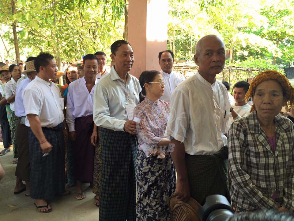 သူရဦးေရႊမန္းႏွင့္ဇနီး မဲေပးရန္ တန္းဆီေစာင့္ဆိုင္း