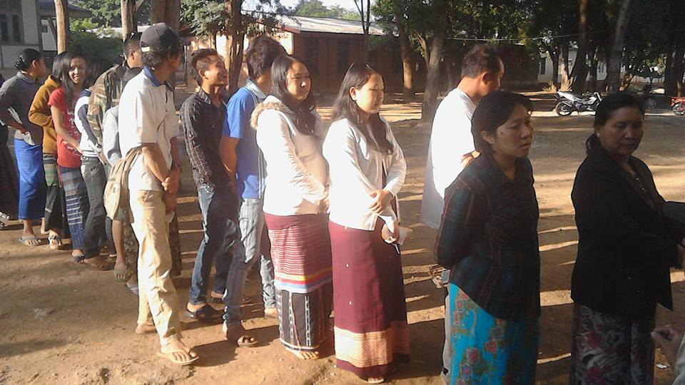လိြဳင္ေကာ္ၿမိဳ႕နယ္တြင္ မဲေပးရန္ ေစာင့္ဆိုင္းေနၾကေသာ မဲဆႏၵရွင္ ျပည္သူမ်ား (ဓာတ္ပုံ)