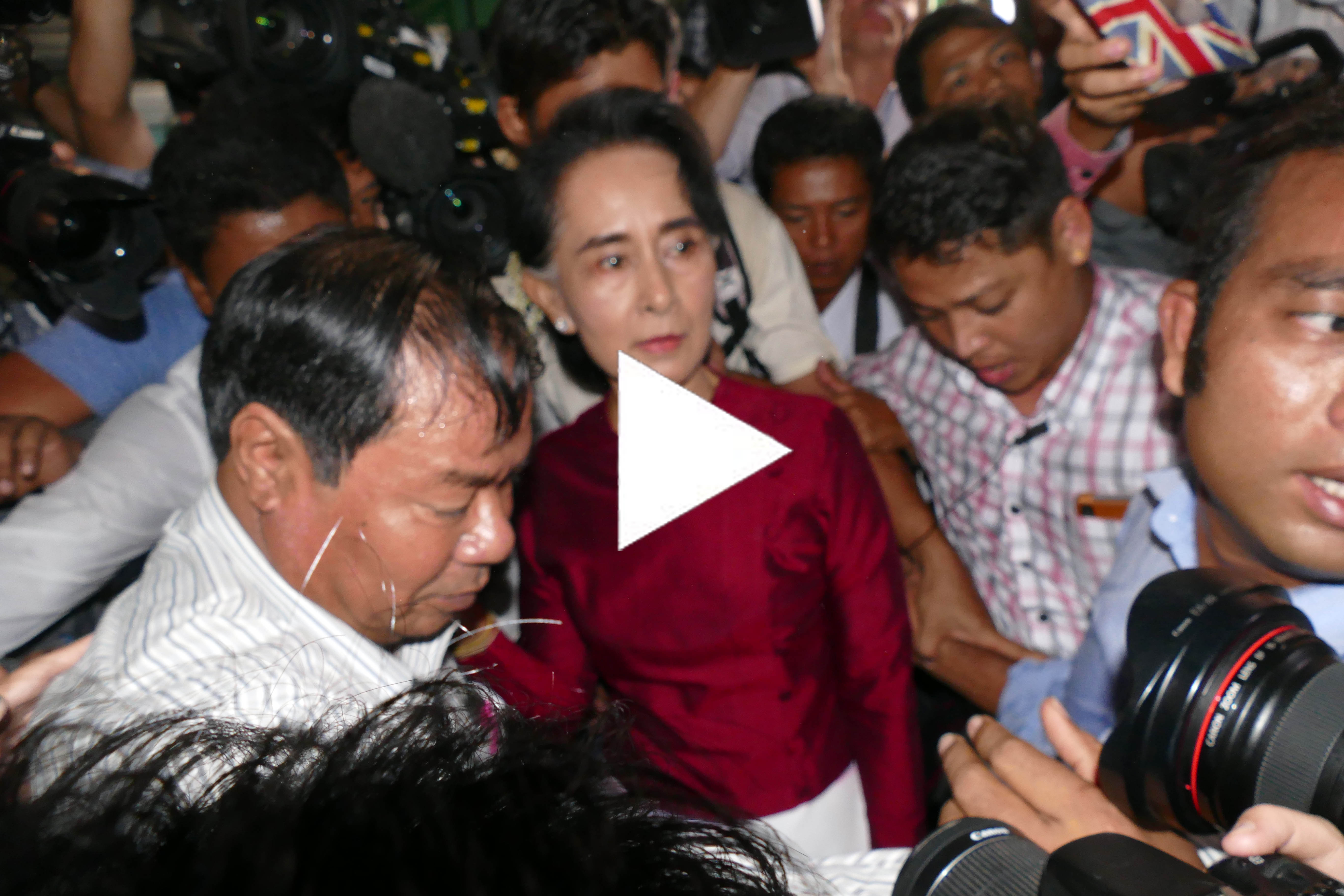 ေဒၚေအာင္ဆန္းစုၾကည္ မဲေပးရန္ မဲ႐ုံေရာက္ရွိ (႐ုပ္သံ)