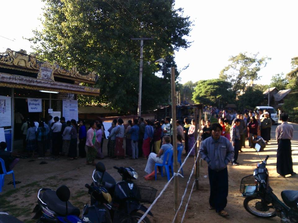 ေညာင္ဦးၿမိဳ႕နယ္ ျမင္းကပါေက်းရြာ ျပည္သူမ်ား မဲေပးရန္ တန္းစီေနစဥ္ (ဓာတ္ပုံ)