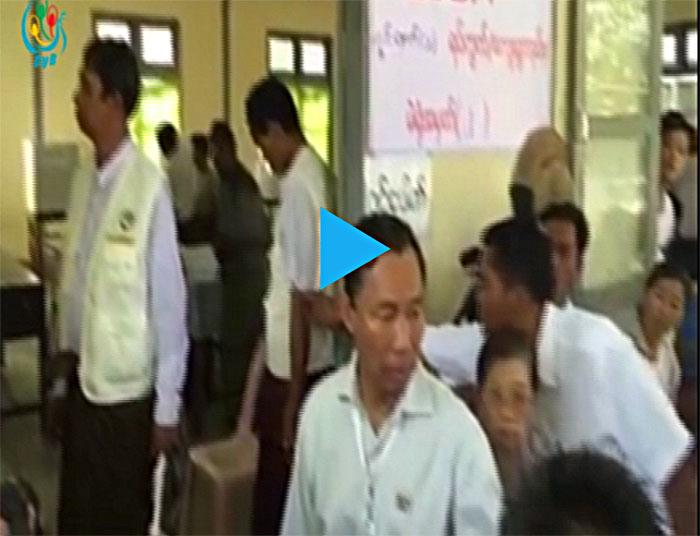 ဦးေရႊမန္း မီဒီယာႏွင့္ မဲ႐ုံမွဴးအၾကား ရွင္းလင္းေပးေနစဥ္ (႐ုပ္သံ)