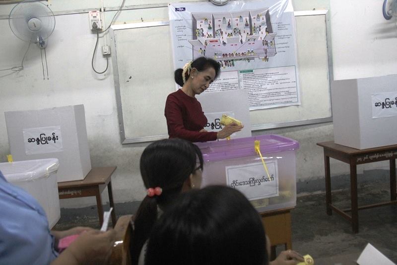 ေဒၚေအာင္ဆန္းစုၾကည္ မဲေပး (ဓာတ္ပံု)