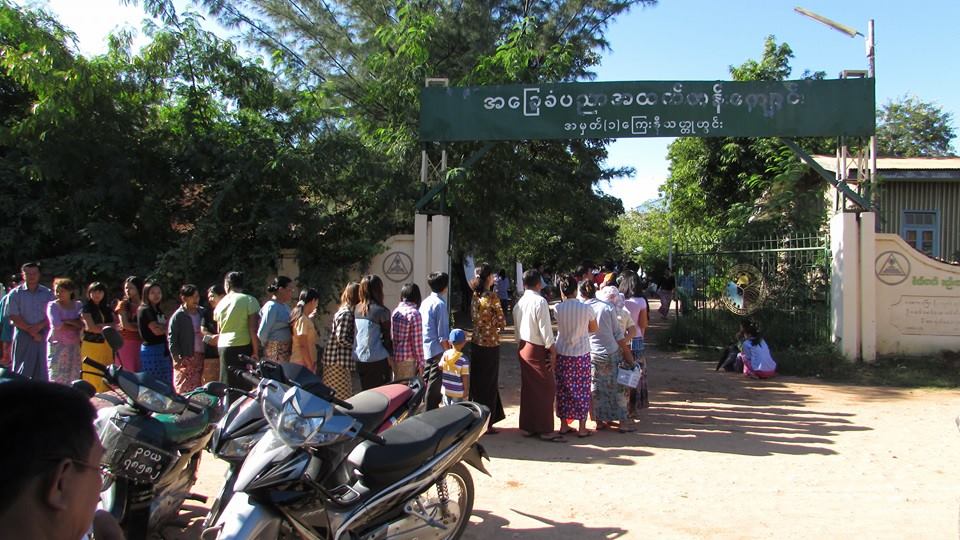 ဆားလင္းႀကီးၿမိဳ႕နယ္တြင္ ျမန္မာဝမ္ေပါင္ ေၾကးနီမိုင္းလုပ္သား မဲဆႏၵရွင္မ်ား မဲေပးမႈျမင္ကြင္း (ဓာတ္ပုံ)
