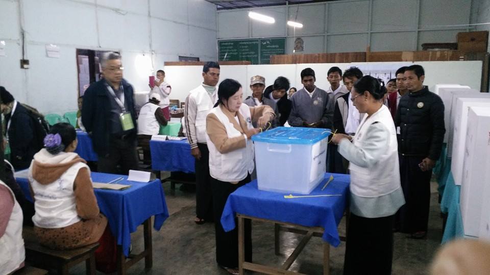 ကေလာရပ္ကြက္ ၁ မဲ႐ုံ ထိုင္းသံအမတ္ႀကီး ၾကည့္႐ႈ (ဓာတ္ပုံ)